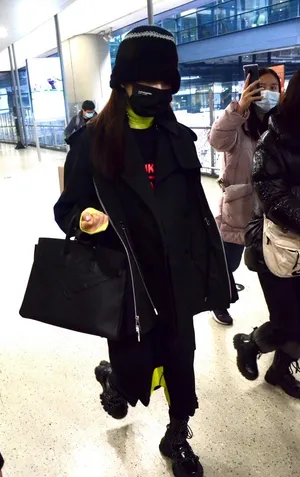 张雨绮全黑装扮温暖时髦机场照图片