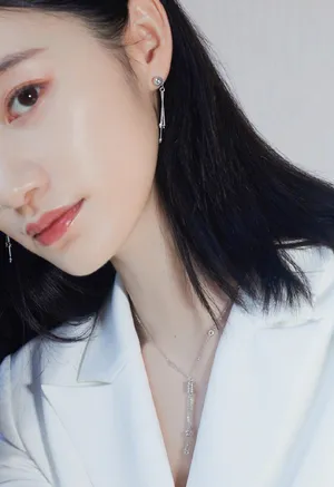 郭晓婷白色西装写真图片_3