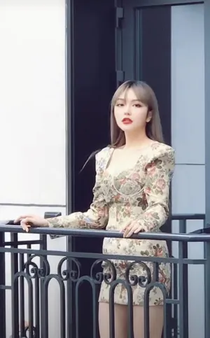 周扬青V领垫肩短裙性感迷人美照图片
