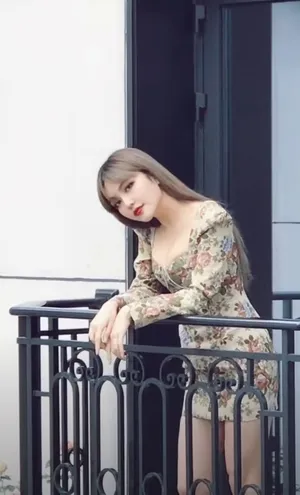 周扬青V领垫肩短裙性感迷人美照图片_2