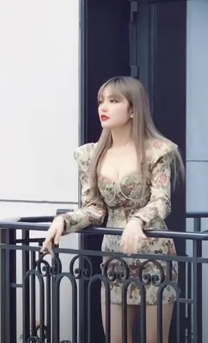 周扬青V领垫肩短裙性感迷人美照图片_4