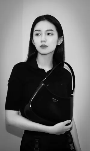 周也清秀少女黑白写真图片_2