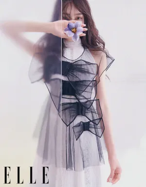 唐嫣慵懒长卷发粉色优雅写真图片_4