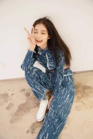 钟丽丽牛仔套装甜美写真图片