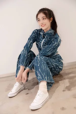 钟丽丽牛仔套装甜美写真图片