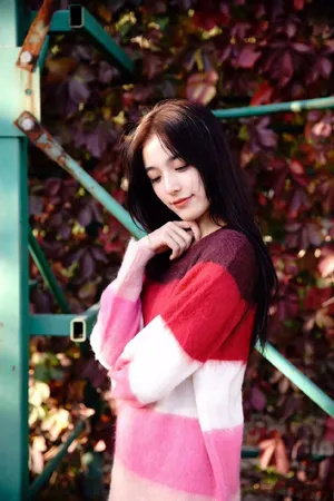 钟丽丽彩虹毛衣甜美写真图片_1