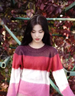 钟丽丽彩虹毛衣甜美写真图片_1