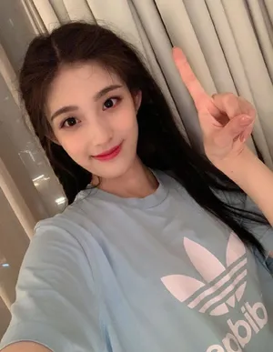 钟丽丽简约私服俏丽自拍照图片
