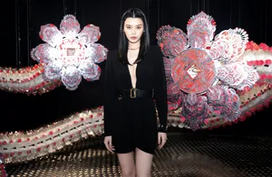 奚梦瑶黑色连身裙潮酷写真图片