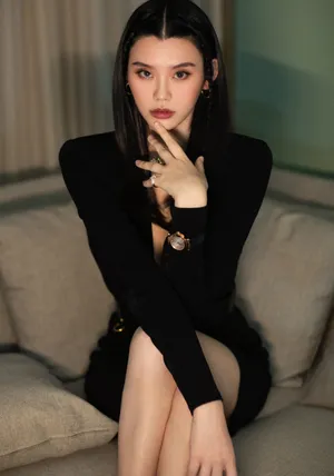 奚梦瑶黑色连身裙潮酷写真图片_3