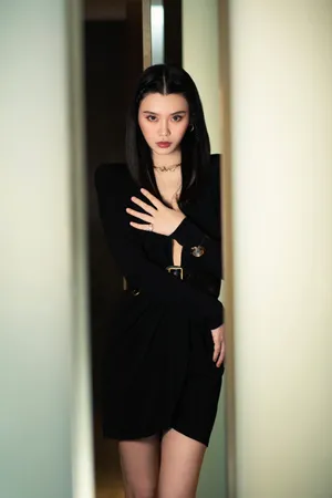 奚梦瑶黑色连身裙潮酷写真图片_5