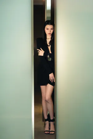 奚梦瑶黑色连身裙潮酷写真图片_6