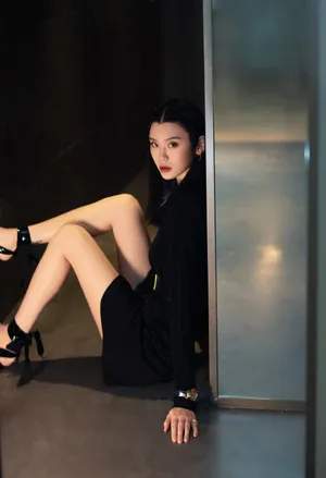 奚梦瑶黑色连身裙潮酷写真图片_8