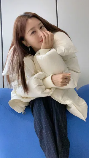 秦岚白色羽绒服温暖写真图片_1