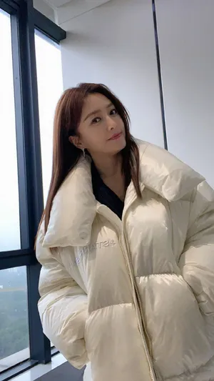 秦岚白色羽绒服温暖写真图片_3