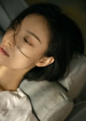 倪妮短发造型午后窗边写真图片_2