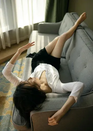 倪妮短发造型午后窗边写真图片_4