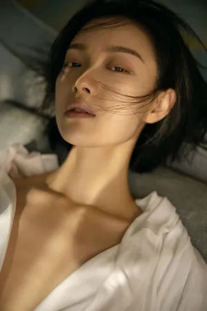 倪妮短发造型午后窗边写真图片_7