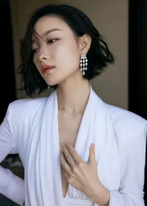 倪妮V领衬衫优雅性感写真图片