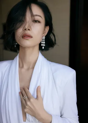 倪妮V领衬衫优雅性感写真图片