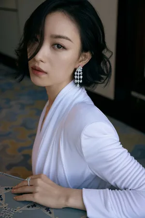 倪妮V领衬衫优雅性感写真图片_2