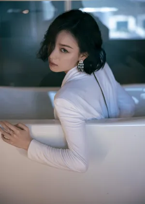 倪妮V领衬衫优雅性感写真图片_3