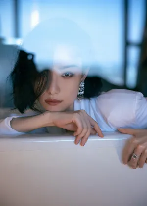 倪妮V领衬衫优雅性感写真图片_4