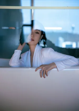 倪妮V领衬衫优雅性感写真图片_5