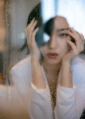 倪妮V领衬衫优雅性感写真图片_7