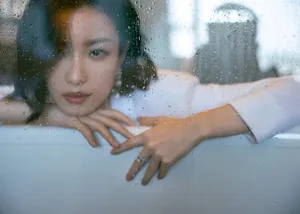 倪妮V领衬衫优雅性感写真图片_8