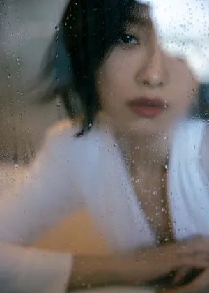倪妮V领衬衫优雅性感写真图片_9