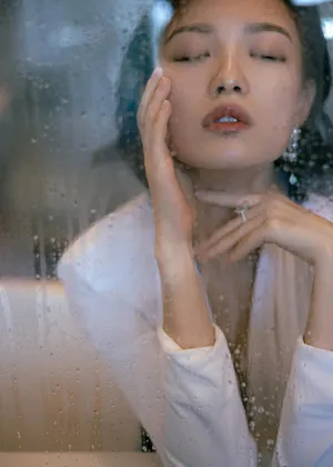 倪妮V领衬衫优雅性感写真图片_10