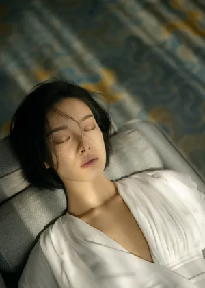 倪妮V领衬衫优雅性感写真图片_12