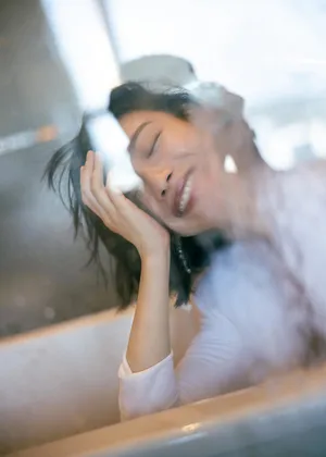 倪妮V领衬衫优雅性感写真图片_13