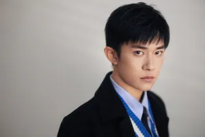 易烊千玺蓝白学院风帅气写真图片_2