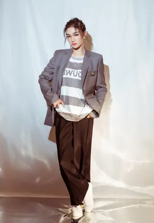 黄奕利落西服性感图片写真_1