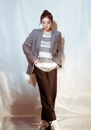 黄奕利落西服性感图片写真_2