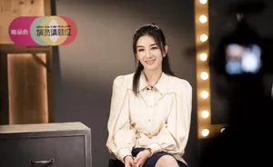 黄奕淡黄的长裙性感写真图片_3