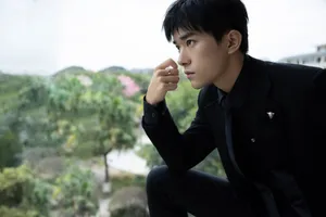 易烊千玺黑色西服儒雅帅气写真