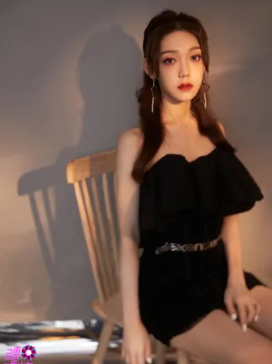 希林娜依·高抹胸短裙性感写真图片_4