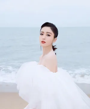 佟丽娅白色纱裙魅力性感图片