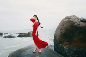 佟丽娅红色礼裙明艳优雅写真图片_1