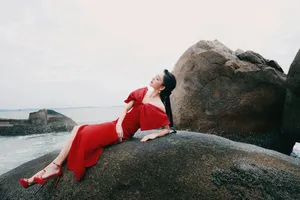 佟丽娅红色礼裙明艳优雅写真图片