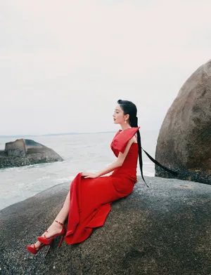 佟丽娅红色礼裙明艳优雅写真图片_3