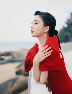 佟丽娅红色礼裙明艳优雅写真图片_4