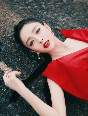 佟丽娅红色礼裙明艳优雅写真图片_5