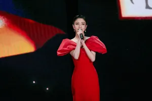 佟丽娅红色礼裙明艳优雅写真图片_8