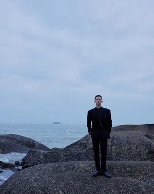 李现西装硬朗绅士写真图片_2