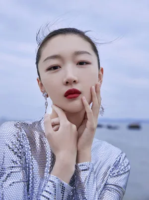 周冬雨白银亮片裙优雅个性写真图片