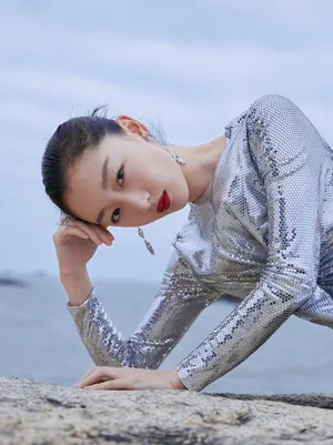 周冬雨白银亮片裙优雅个性写真图片_2